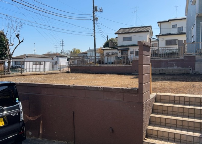 家を建てる場合、方位は要チェックです。現実的に日当たりのよい家ならばリビングは南側、建築基準法でも北側に当たる家への配慮は求められています。土地を見学に行く際は、方位磁針を持って行くようにしましょう。