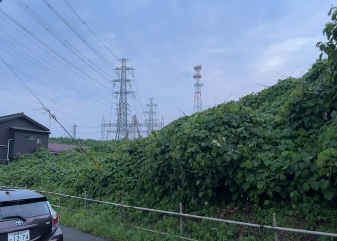 土地の面積＝住宅面積ではありません。建ぺい率の問題などで、土地のある場所によって住宅を建てられる面積は限られています。高さもしかり、「土地」という言葉の中には、建築条件も含まれると考えておきましょう。