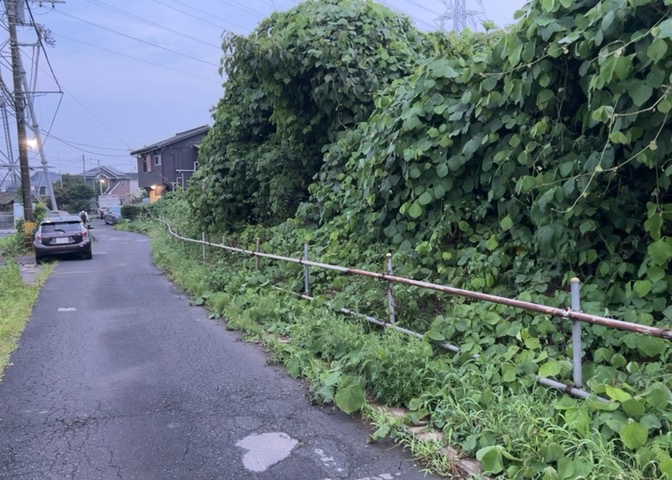 土地の前の道路に消火栓が設置されていることがあります。この場合、道路交通法第45条第1項により、駐車禁止の場所が指定されています。そのため、車庫などの駐車スペースをつくることができない場合があります。