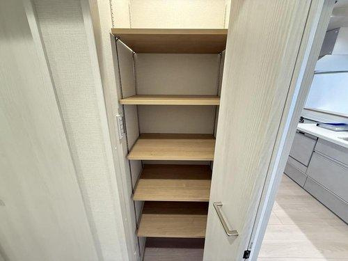 廊下には収納スペースがついており、家族共用の荷物の収納にも便利。