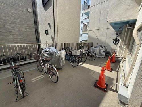 敷地内2階にある駐輪場で、セキュリティーも安心です。