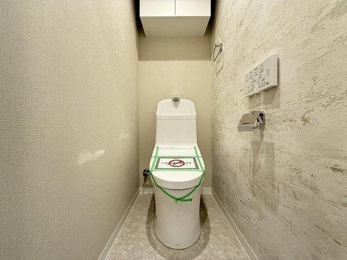 温水洗浄便座付きの清潔感あるトイレは、落ち着いた空間に。