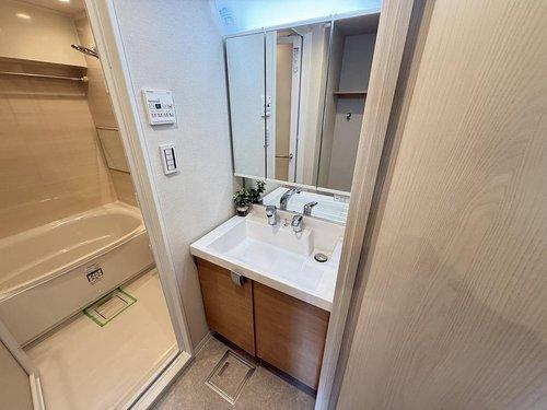 三面鏡付きの洗面台で朝の身支度もバッチリです。