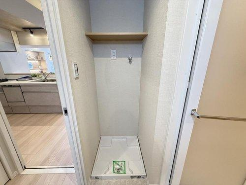 洗濯機置き場の上にも収納スペースがあり、小さなお子様の洗剤等の誤飲も心配不要。