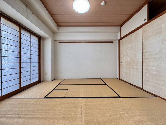 南側の6帖の和室は日当たり良好！押入れもあり収納もしっかりできます。