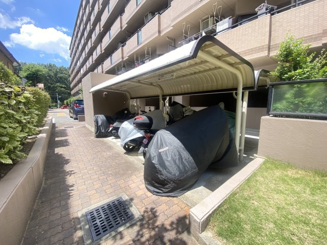 駐輪場とは別にバイク置き場が設定されているので、出入りも楽々です♪