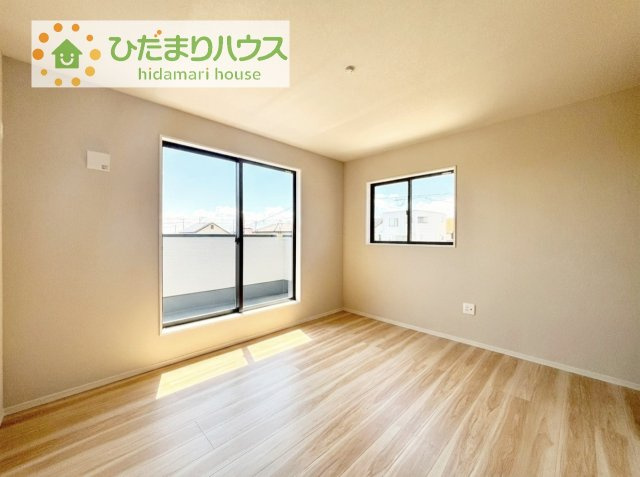 バルコニーに面していて、たっぷり光りの入る明るい主寝室です！