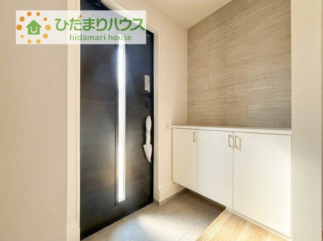 毎日「行ってきます」「ただいま」をいう玄関は明るく光が差し込みます♪