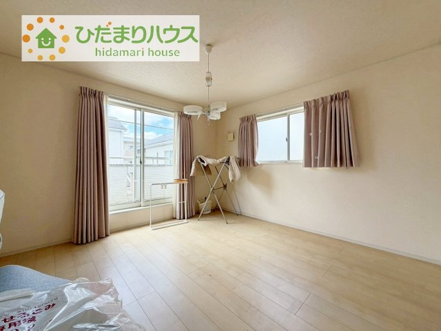 バルコニーに面していて、たっぷり光りの入る明るい主寝室です！
