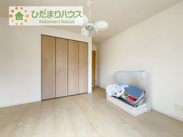 広めの主寝室は、ベッドの他にもパソコンデスクやドレッサーなども置けちゃいます(*^-^*)
