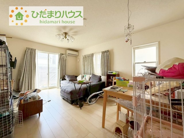 リビングの大きな窓からは、暖かな日の光が降り注ぎます・・・