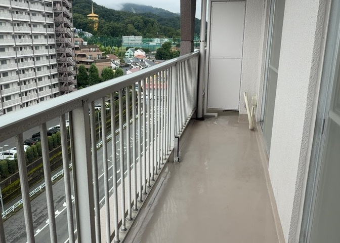バルコニーは、室外の専用スペースのうち、「屋根がなく開放された空間」であるものを指します。ベランダより広いタイプのものが多く、日当たりもよいため家庭菜園などを楽しみたい人にとって適した環境となります。