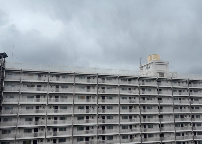 眺望の良さを楽しめるダイニングキッチンで家族団らんの時間を過ごしてはいかがでしょうか。バルコニーから見える景色を家族で眺める時間は、時間が経つのを忘れてしまいそうですね。是非、現地を見に行きましょう！