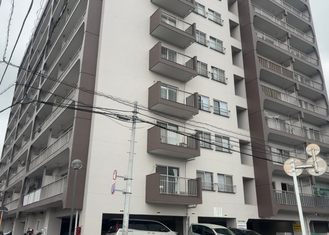 外観はマンション管理がされているかの目安になります。築年数が古いと、壁面は劣化してひび割れが生じることも！建物が古びていても細かいところが修繕されていると、きちんと管理されているなぁと感じるでしょう。