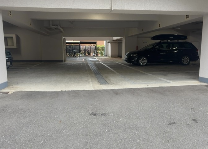 車一台あたりに必要なスペースは、標準サイズの普通自動車で横幅2m50cm、長さ5mは必要になります。ただし、乗降のことも考慮して横幅3m30cm、長さ5m50cmほどは確保できるところを選びましょう。