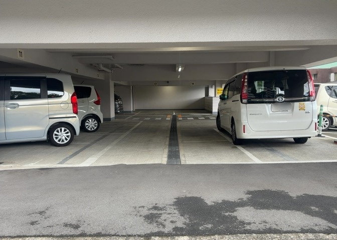 駐車場と明記されていても、最小スペースでつくられた駐車場だと大型車は駐車できなかったり、出入りしにくくなったりする可能性があります。お車のサイズと購入したい物件の駐車場のサイズを現地で確認しましょう。