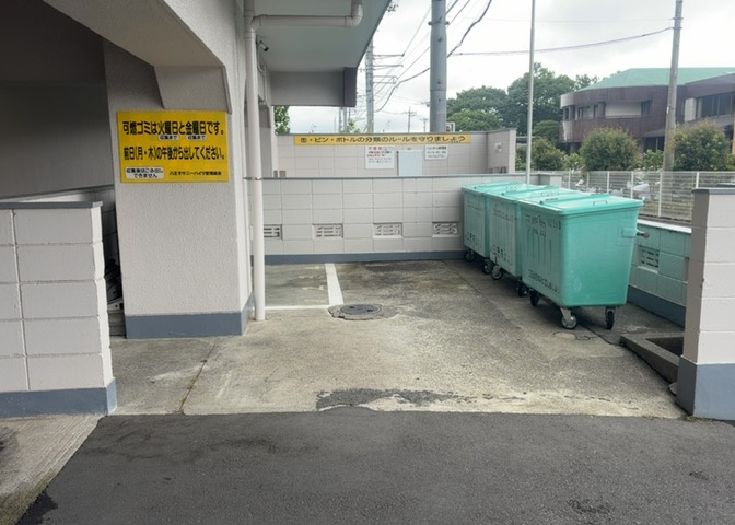 共有部分は、住民なら誰もが使える設備のこと。例えば駐車場やエレベーター、インターネット設備、セキュリティ設備などがあります。他にも、マンションの廊下・外部階段やエントランス・ゴミ置き場などがあります。