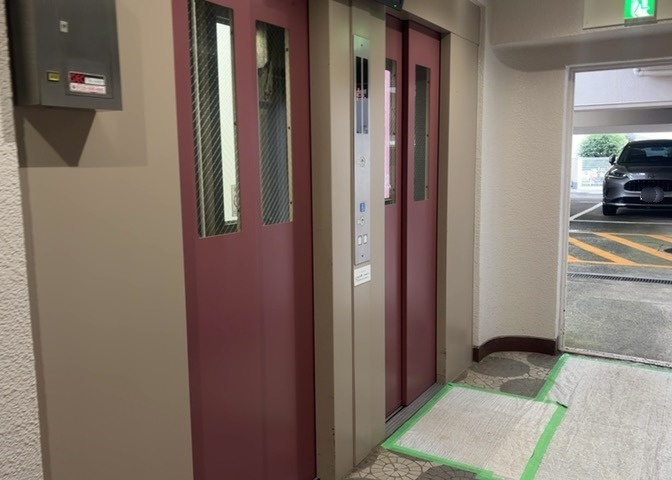 共有部分は、住民なら誰もが使える設備のこと。例えば駐車場やエレベーター、インターネット設備、セキュリティ設備などがあります。他にも、マンションの廊下・外部階段やエントランス・ゴミ置き場などがあります。