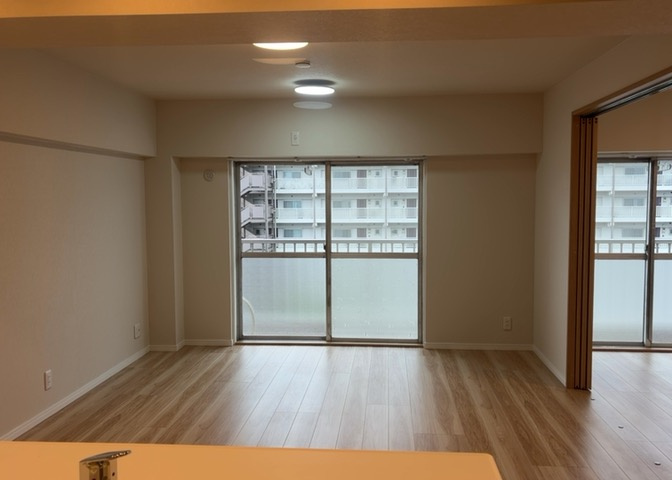 直線タイプはLとDKを一直線に並べた形で対面キッチンのタイプです。一般的なのでよく見かけるかもしれません。直線タイプに似た直接アイランドタイプは、キッチンとダイニングの間に壁がない分広く感じられます。