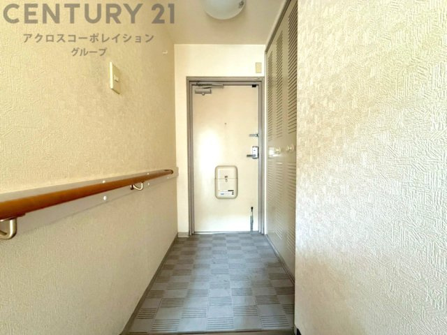 大きな玄関収納付きの玄関です　家族皆様の履物をしっかり収納できます　