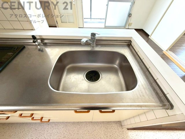 大きなシンクでお鍋などの大きな調理器具を洗う際にも便利です。　