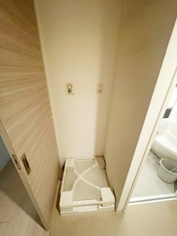洗濯物の仕分け作業がしやすく、整理整頓が容易になります。洗濯音や湿気を他の部屋に持ち込まず、生活環境を快適に保ちます。上部を活用すれば収納スペースを確保でき洗剤や洗濯用品の整理もしやすくなります。