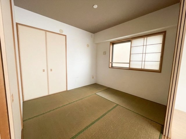リビング横の和室スペースはリビングと続きで利用してもデザイン性のとれる洋風和室になります。やっぱり一室は欲しい和室は客間や小さなお子様の寝かせ付けなどにも便利です。