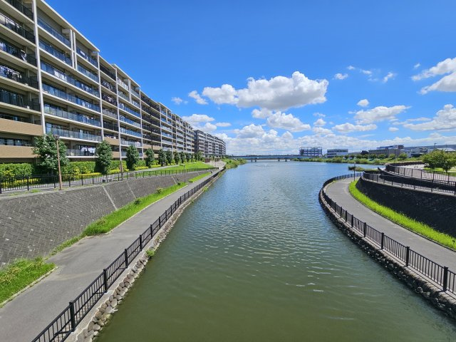 敷地に連なる水辺の散策道「レイクサイドウォーク」　美しく静寂な水辺を眺めながら、散歩やジョギングが楽しめます。