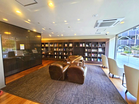 読書に浸る穏やかなひと時を提供する「ライブラリー」　隣接するカフェとともに、住まう方に日ごろの喧騒を忘れさせる空間です。