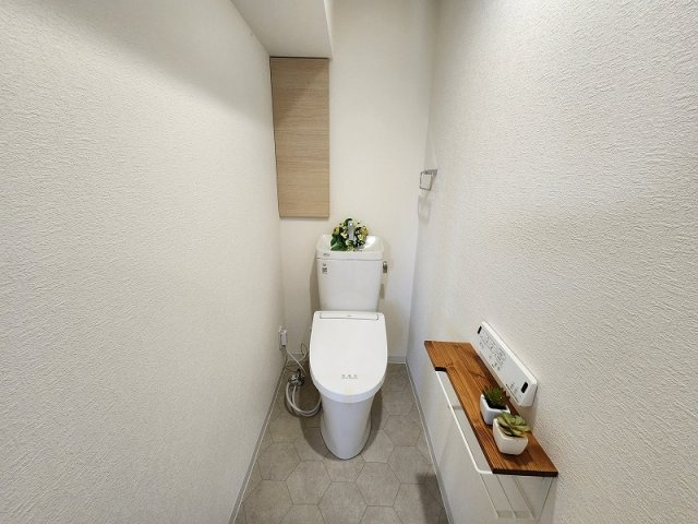 落ち着いた色調のトイレです