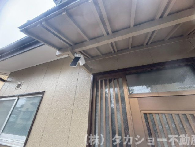 防犯センサーシステム完備!!　玄関部分にも防犯カメラ設置しております。