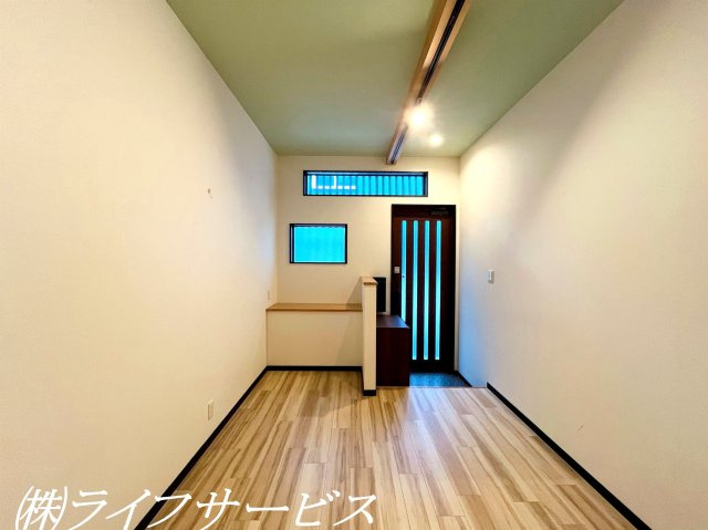 窓際にカウンターあり・玄関にはシューズボックスがございます！