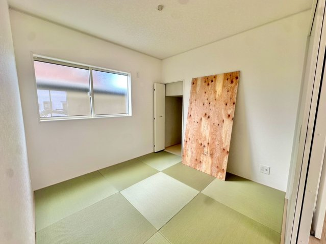 1階に和室がございます。リビングに繋がっておりドアを開けていると開放的になり広々ご利用できます。