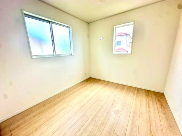 2階約5.2帖の洋室です。南向きに窓がついており陽当り良好です。