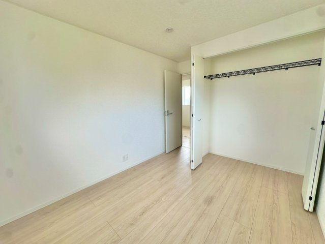 2階約5.2帖の洋室です。南向きに窓がついており陽当り良好です。