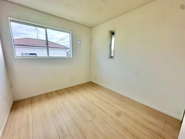 2階約5.2帖の洋室です。南向きに窓がついており陽当り良好です。