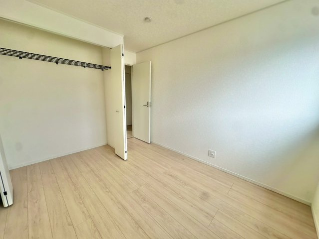 2階約5.2帖の洋室です。南向きに窓がついており陽当り良好です。