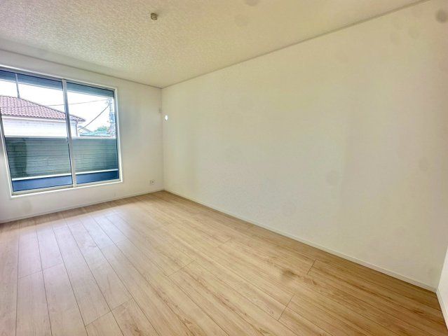 2階の約8帖の主寝室です。南向きにバルコニー設置されており、収納もございます。