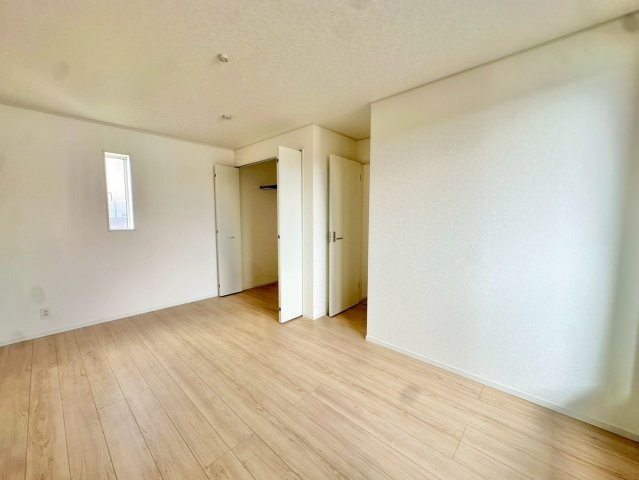2階の約8帖の主寝室です。南向きにバルコニー設置されており、収納もございます。