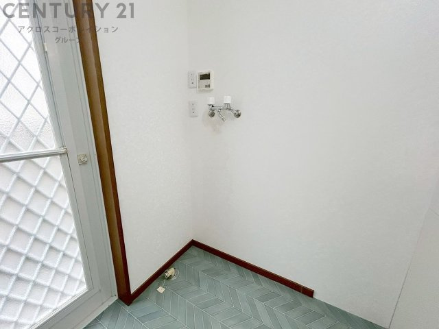 洗濯物の仕分け作業がしやすく、整理整頓が容易になります。洗濯音や湿気を他の部屋に持ち込まず、生活環境を快適に保ちます。上部を活用すれば収納スペースを確保でき洗剤や洗濯用品の整理もしやすくなります。
