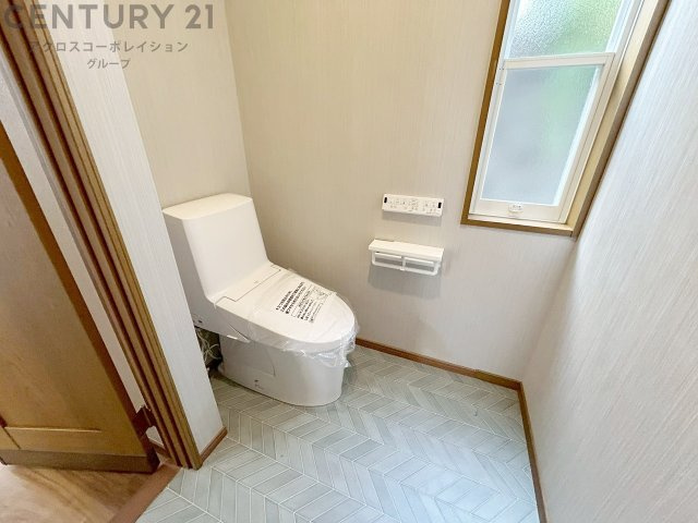 温水洗浄便座付トイレは温水洗浄機能により、暖かい水でおしりを洗浄することができ、冷たい水を使う従来の便座に比べ、温水洗浄機能で暖かいトイレを提供し、快適な使用を可能にします。