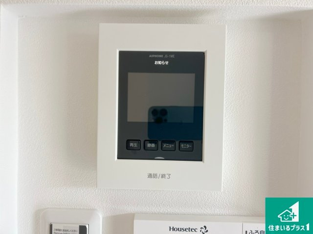 カラーモニターインターホン！声だけでなく来訪者の姿や顔がモニターで確認できるので、小さなお子様がいらっしゃるご家庭でも安心できます！