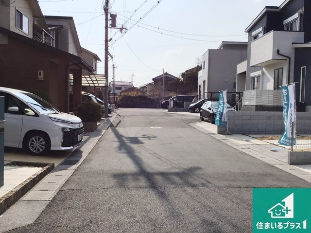 周辺は閑静な住宅街！前面道路広々で車の出し入れも便利です。駐車が苦手な方でも安心して車庫入れできます！