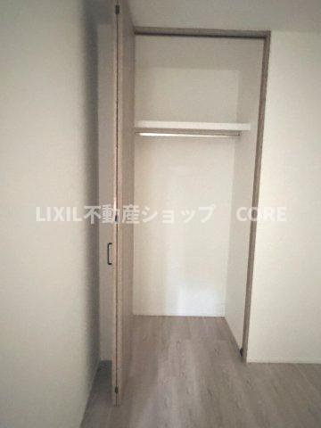 奥行きもあるので、収納ボックスをそのままクローゼットの中へ。部屋にものが出ずスッキリ。