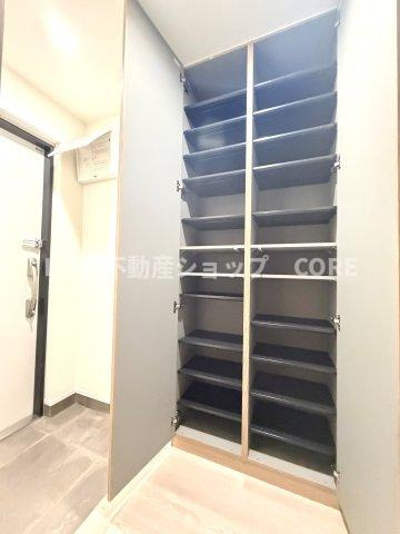 下駄箱は可動棚タイプになっていますので、脚の長いブーツや長靴もたっぷり収納いただけます。