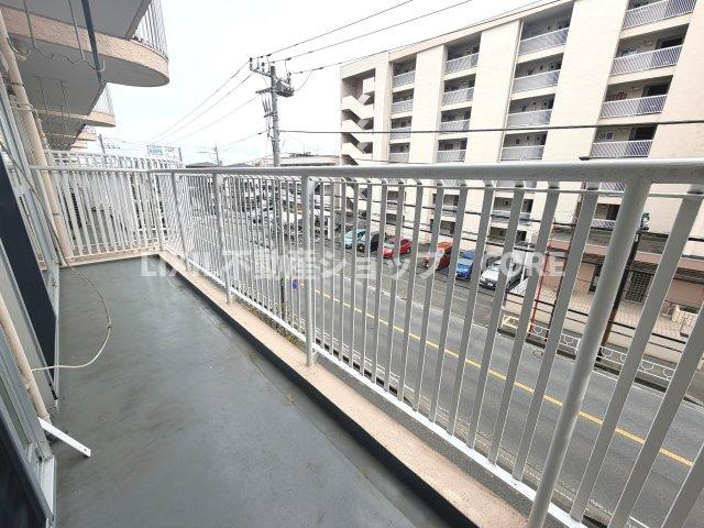 洗濯物が多い家族でも安心のワイドタイプのバルコニー採用！洗濯物も乾きやすいと思います。