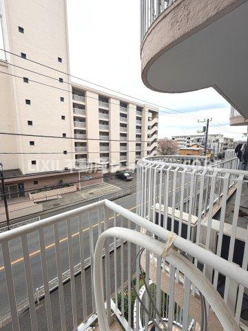 気持ちのいい空が見渡せる広いバルコニー。通風・採光にも優れ、心地よい光と風があふれています。