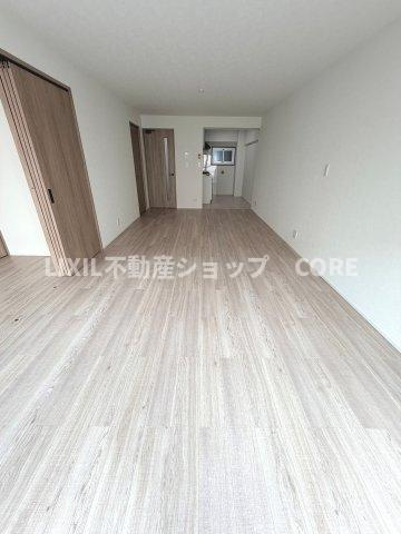 リビングには、5.5帖の洋室が隣接しているので、広々開放的にお使い頂けます。