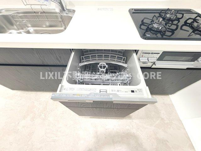 食器洗乾燥機付きで家族の食器もピカピカ。忙しい奥様には欠かせないアイテムのひとつ！！