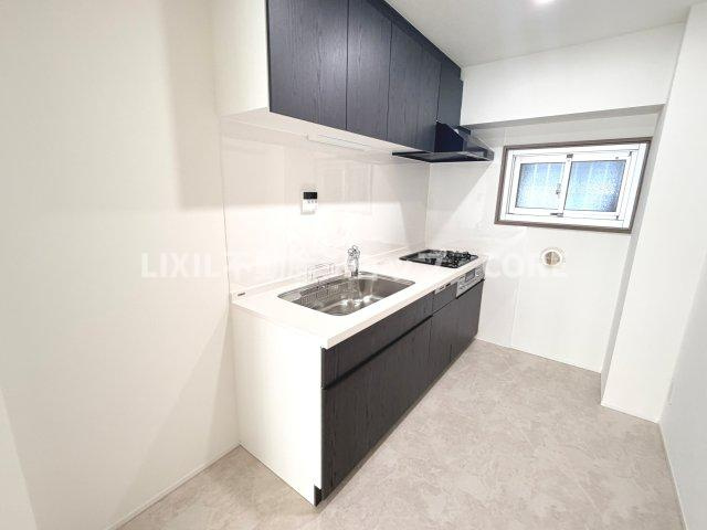 沢山の調理器具や調味料が収納でき、大きな流しもついてます　毎日のお料理が楽しみです。